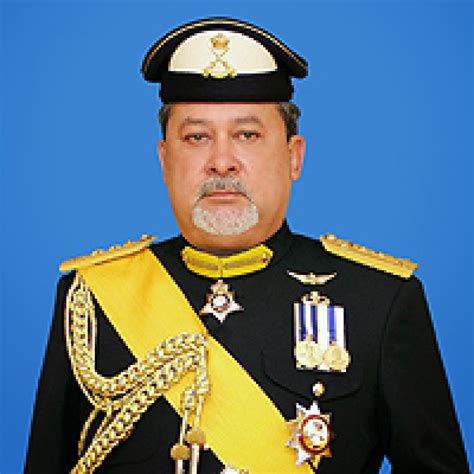 Almarhum sultan mahmood iskandar diputerakan di istana semayun, johor bahru pada 8 april 1932. Kesultanan Johor: March 2014