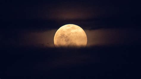 The Super Pink Moon Of 2021 Rises Tonight But It Wont Look Pink Space