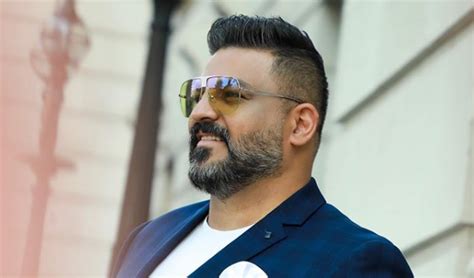 حاير من تحن شرتكب يا راي فكري كله يمك وامي تكلي عوفه مسودنه هاي كون بقلبي اضمك لعيونك اروح فدوه ياهواي وامي فدوه لمك تلبسك تعتني بشعرك تداريك روحي معلكه بيك. كلمات اغنية عاصمتي ودولتي حسام الرسام - موقع لحن