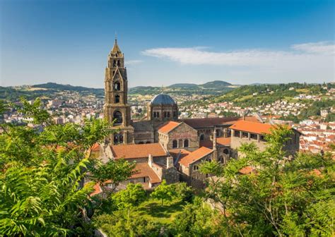 Cloître et ensemble cathédral du Puy en Velay Auvergne Destination