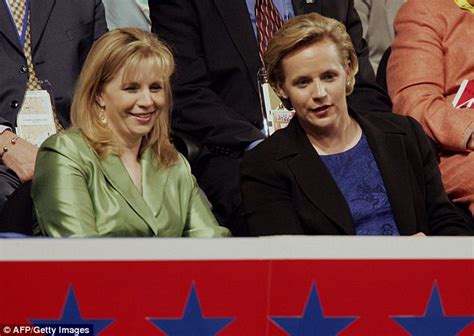 dick cheney s lesbian daughter criticizes sister for saying same sex marriages should be banned