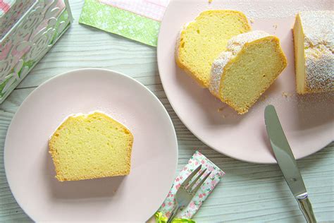 Gerade die aus puderzucker wird auf warmen kuchen zu schnell hart und kriegt dann risse und sieht dann nicht mehr schön aus. Wann Kommt Der Zitronenguss Auf Den Kuchen Warm Oder Kalt ...
