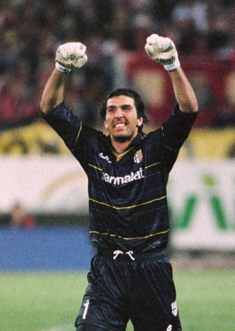 Parma altyapısında yetişmiş olan gianluigi buffon, 2001 yılına kadar parma forması giymiş ve burada ciddi başarılar elde etmiştir. Buffon saluta il calcio italiano: "Tornare a Parma ? Cose ...