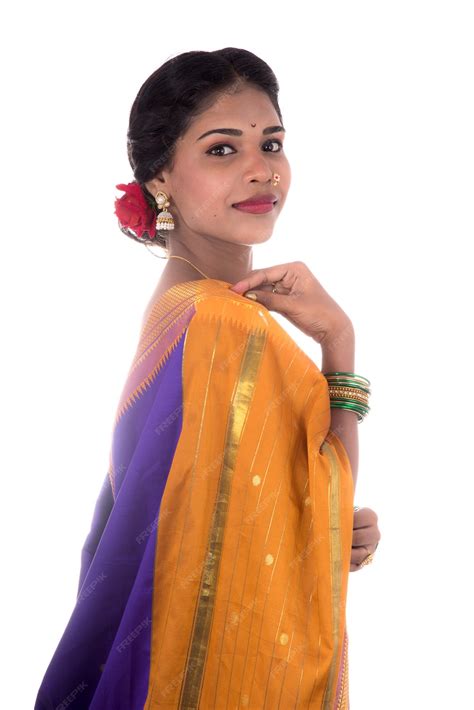 belle jeune fille indienne posant en sari indien traditionnel sur un mur blanc photo premium