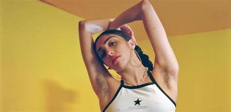 Filha de Madonna exibe axilas peludas em campanha de moda e divide fãs