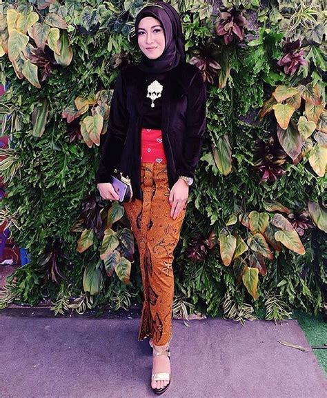 Sama hanya dengan beberapa jenis busana wanita yang lain, dari masa ke masa sesungguhnya kebaya kutu baru juga mengalami banyak perkembangan mulai dari segi desain maupun bahan pembuatannya. 11 Ide Kebaya Hitam nan Elegan, Dari Mulai Wisuda Sampai ...