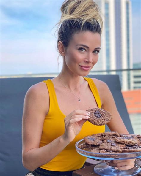 «ma le mutandine?», «sembra che tu non abbia il costume», chiedono alcuni followers sotto il recente scatto social condiviso dalla bella giornalista siciliana. Diletta Leotta Instagram, sensuale sul divano mentre legge: «Che gambe da Oscar!»
