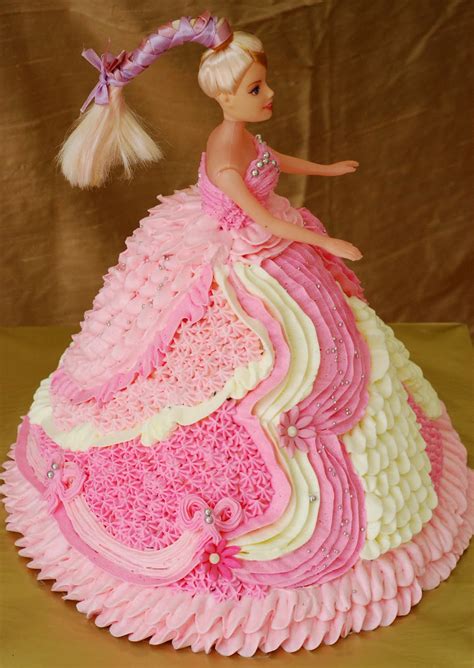 This barbie cake was prepared by the lovely babysitter that would always surprise us. Cupcakes Confetti: Barbie cake NO4