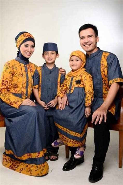 Model baju couple muslim terbaru 2019 edisi malika syari dan simple family untuk muslim yang ingin tampil serasi bersama anak. Contoh Baju Couple Muslim Batik Keluarga Terbaru 2015 | Fashion, Academic dress, Dresses
