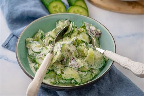 Einfacher Gurkensalat mit saurer Sahne