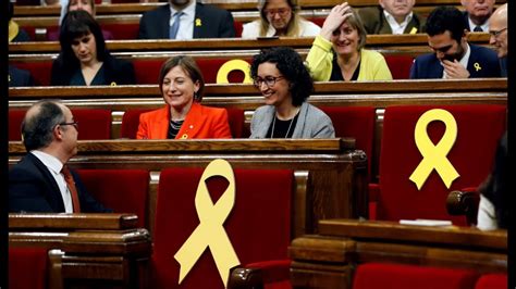 Hombre en silla de ruedas espera varias horas porque su mesa de votación no fue instalada en trujillo. Primera votación y escrutinio de la mesa del Parlament de ...