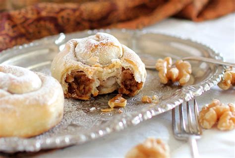 Yafawi Sfeeha (with sweet walnut filling) | Rezepte, Nachspeise ...