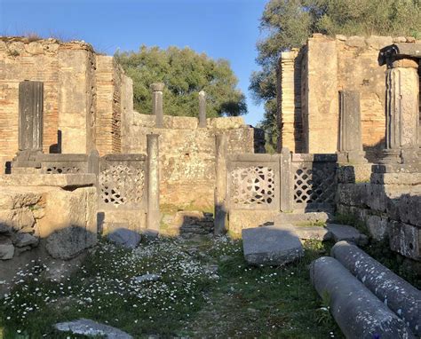 Είναι χτισμένο στους πρόποδες βουνού, μέσα στην κοιλάδα όπου ρέει ο αλφειός ποταμός. Αποκαθίσταται το Εργαστήριο του Φειδία στην Αρχαία Ολυμπία