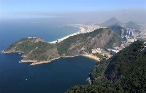 L été commencera à Rio avec un topless collectif sur la plage d Ipanema