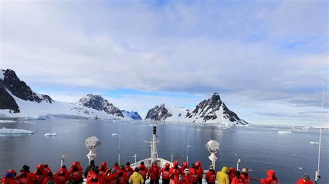 106年12月30日~南極半島~利馬雷水道～船頭縮時 - YouTube