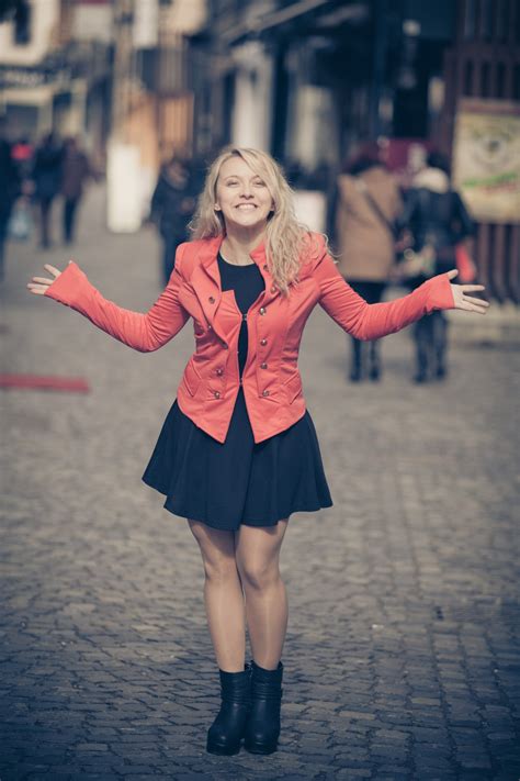 jeune fille blonde souriante photos hd gratuites fotomeliafotomelia