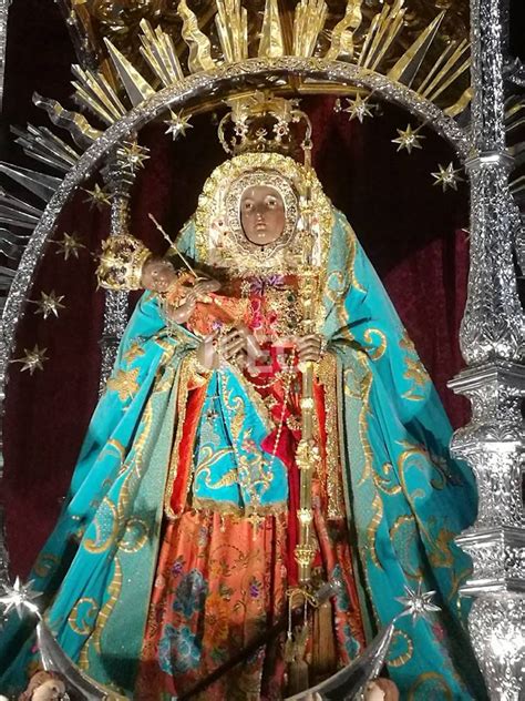 Después de desaparecer nuestra señora en la inmensidad del firmamento, los pastorcillos vieron al lado del sol a san josé con el niño y a nuestra señora vestida de blanco con un manto azul. La Patrona irá en estas fiestas de azul