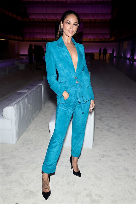 eiza gonzález es invitada a new york fashion week e impacta con un traje azul vogue