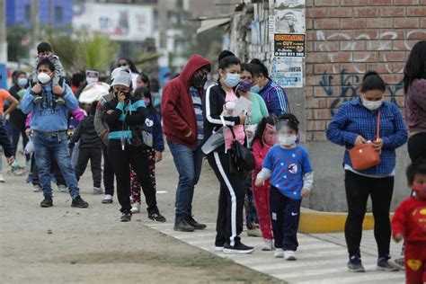Cientos de personas esperaron por horas en centros de ...
