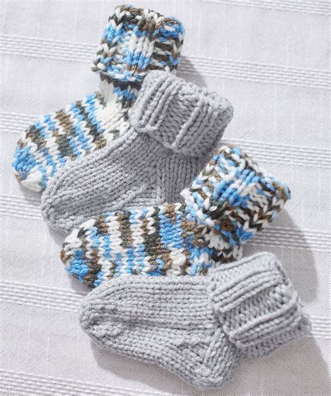 Plus 126 more baby patterns all included in your let's knit together membership. Knit Baby Socks Free Knitting Pattern - Knitting Bee