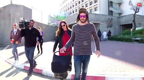 אתמול בצהריים תפס צלם הפפראצי שלנו את מגישת. יונית לוי ועידו רוזנבלום יוצאים מבית החולים - YouTube