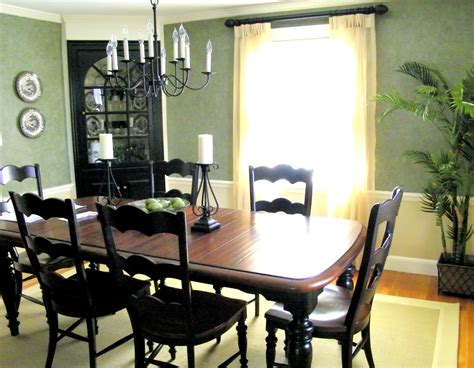 So, i finished my dining room table and i knew it wasn't exactly done…. Maison Decor: Black paint updates a traditional dining room