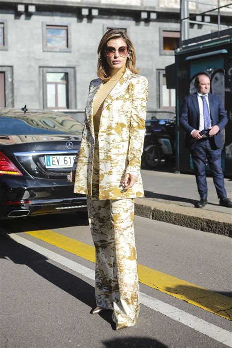 Braless Elisabetta Canalis Assiste Au D Fil De Mode Max Mara Pendant La Fashion Week De Milan