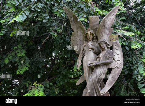 Statue Holding Wreath Hi Res Stock Photography And Images Alamy