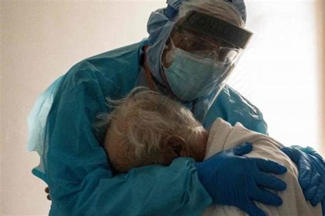 Medico abbraccia paziente Covid tra le lacrime lo scatto è virale