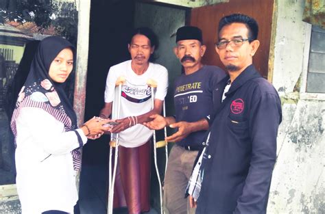 Bukan penjaga sekolah juga yang salah, sebab umumnya jumlah penjaga sekolah tidak sebanding dengan jumlah siswa. Difasilitasi Pihak Sekolah, Zahra Siswi SMP di Cibetok ...