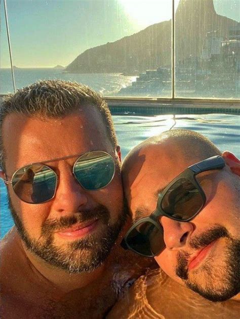 Mas não vão se casar. Tiago Abravanel curte dia de piscina com o marido ...