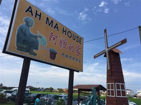 Meski memiliki tempat yang mewah dan menyajikan hidangan dengan cita rasa berkelas, semua menu yang ditawarkan di tempat makan yang satu ini cukup terjangkau. 12 Tempat Menarik di Tanjung Karang Lokasi Santai - Ammboi