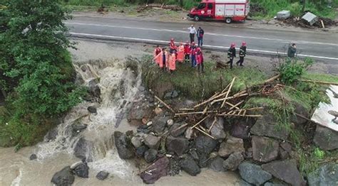 Rize'de öğle saatlerinden itibaren etkisi gösteren şiddetli yağış hayatı olumsuz etkiledi. Rize'de sel: 1 kişi kayıp