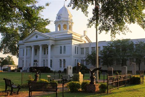 Colbert Co Courthouse And Circle Of Valor Tuscumbia Al