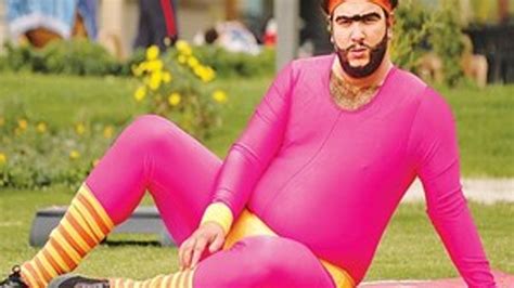 Konya'da kuru fasulye festivaline davet edilen recep, vakit kaybetmeden en yakın arkadaşı nurullah'ı da yanına alıp yola çıkmak ister. Şahan Gökbakar'dan Recep İvedik kararı - SacitAslan.com