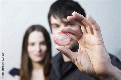 Junges Paar Mit Kondom Stock Foto Adobe Stock