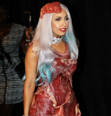 «леди гага передала мне вайбы «голодных игр». Whitelady Popular: Lady Gaga Meat Dress