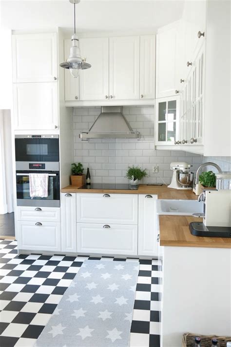 Bake, play and spend time together in this cosy kitchen. Ikea Kitchen Metod, Cocinas Ikea, Bodbyn Ikea, Bodbyn ...