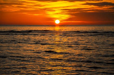 พระอาทิตย์ตกที่ทะเล Hd ภาพถ่ายดวงอาทิตย์ พระอาทิตย์ตกดิน พระอาทิตย์