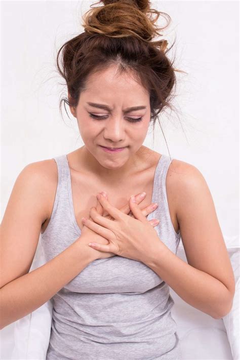 Chest Pain 26 Causes Symptoms And When To See A Doctor