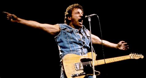 Брюс фре́дерик джо́зеф спри́нгстин — американский певец, автор песен и музыкант. Bruce Springsteen cumple setenta años en lo más alto ...