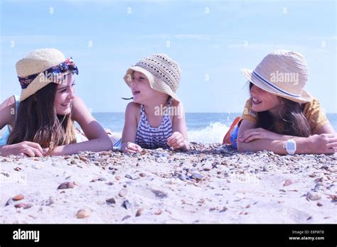 Kinder Liegen Am Strand Fotos Und Bildmaterial In Hoher Auflösung Alamy