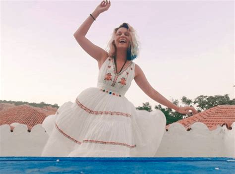 Reynmen'in bu hareketine ise farah zeynep abdullah esprili bir cevap verdi. Farah Zeynep Abdullah Reynmen'i fena ''ti''ye aldı - Haber3