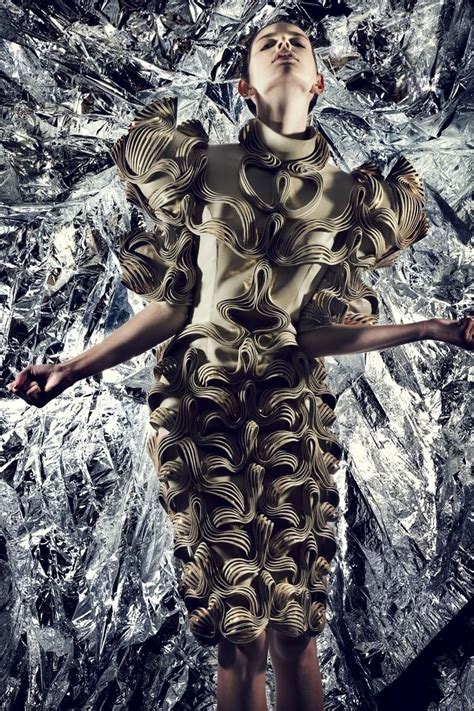 Irisvanherpen Com Iris Van Herpen Couture Radiation Invasion Fashion Viaglamour Futuristic