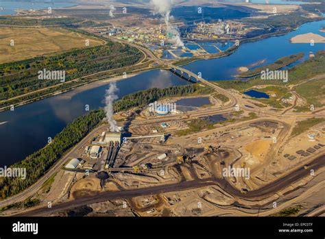 Albertariverathabasca Riveroil Sand Refinery Stock Photo Alamy