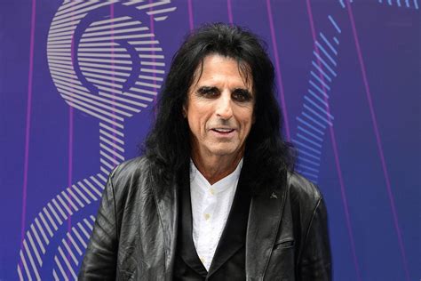 The Real Story Behind Alice Cooper Biting The Head Off A Live Chicken Incident