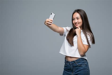 Sociable Hermosa Chica Asiática Tomando Selfie O Hablando En Video Llamada Usando Un Teléfono