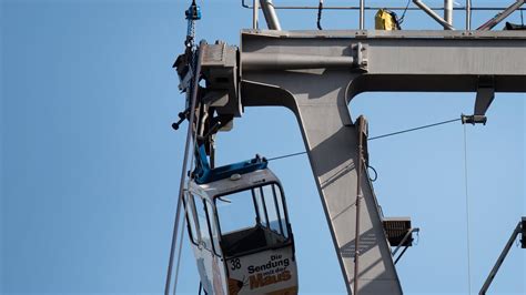 Sie wurde zur bundesgartenschau 1957 errichtet und verbindet in höhe der zoobrücke die beiden ufer des flusses in riehl und deutz. Rettung aus Seilbahn in Köln - ZDFheute