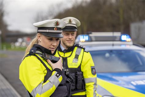 Autobahnpolizei Erhält Neue Dienstbekleidung Mit Signalwirkung