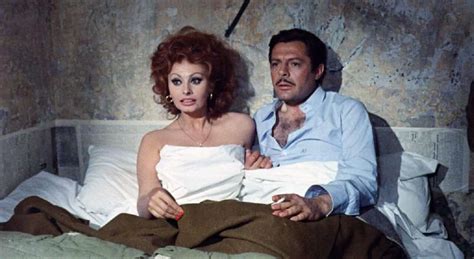 Sophia loren at her home. Matrimonio all'italiana: la scena finale di un film icona